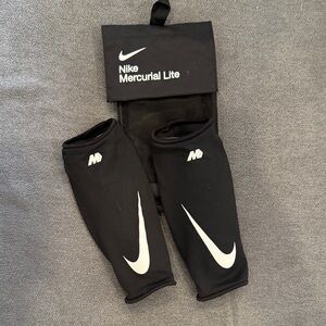Kids soccer shin guards - Nike Black and White Mercurial Lite Shin Sleeves - S